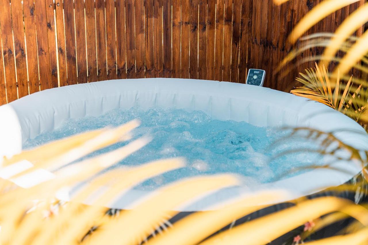 סן-פיליפ Charmant Chalet Avec Jacuzzi, L'Ile O Vert מראה חיצוני תמונה