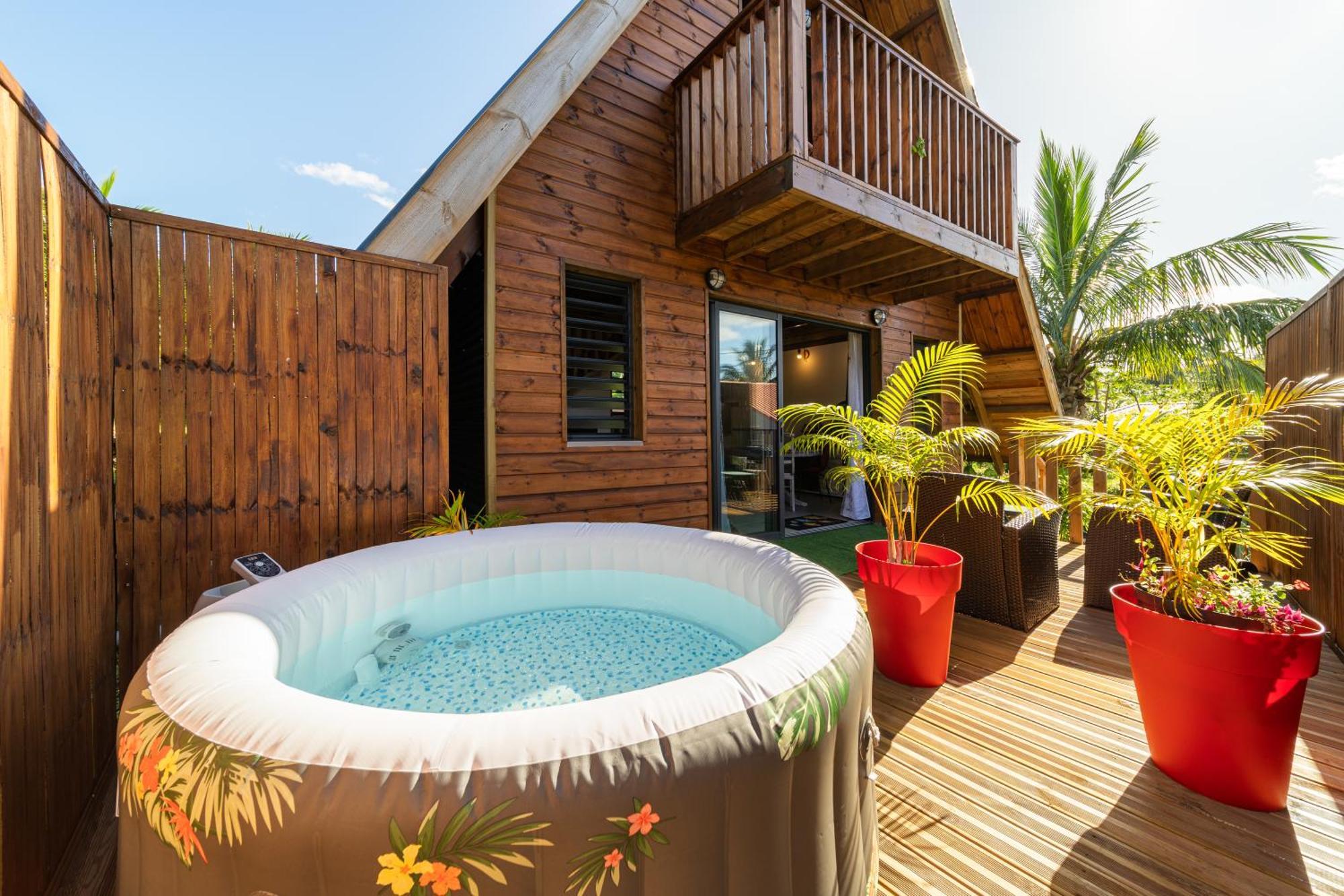 סן-פיליפ Charmant Chalet Avec Jacuzzi, L'Ile O Vert מראה חיצוני תמונה
